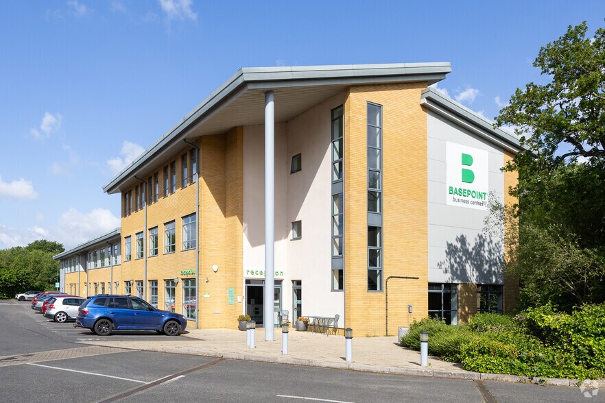 Metcalf Way, Crawley à louer - Photo de l’immeuble – Image 1 sur 3