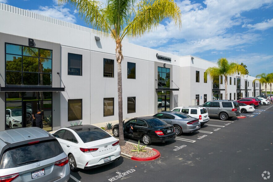 1382 Valencia Ave, Tustin, CA à vendre - Photo de l’immeuble – Image 3 sur 16
