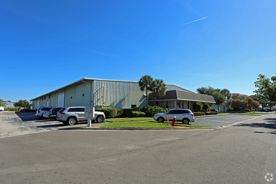 12910 Automobile Blvd, Clearwater, FL à louer - Photo de l’immeuble – Image 3 sur 14