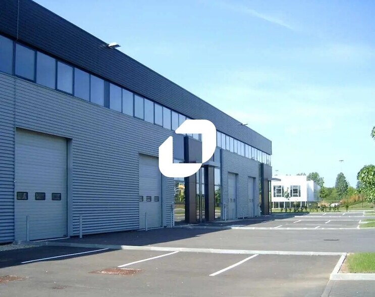 Local d’activités dans Élancourt à louer - Photo de l’immeuble – Image 2 sur 6