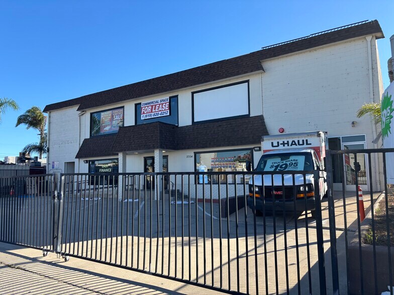 2704 Highland Ave, National City, CA à louer - Photo de l’immeuble – Image 1 sur 8