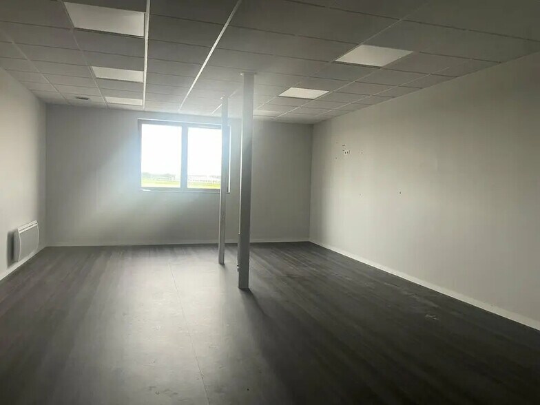 Local d’activités dans Soliers à louer - Photo intérieure – Image 3 sur 6