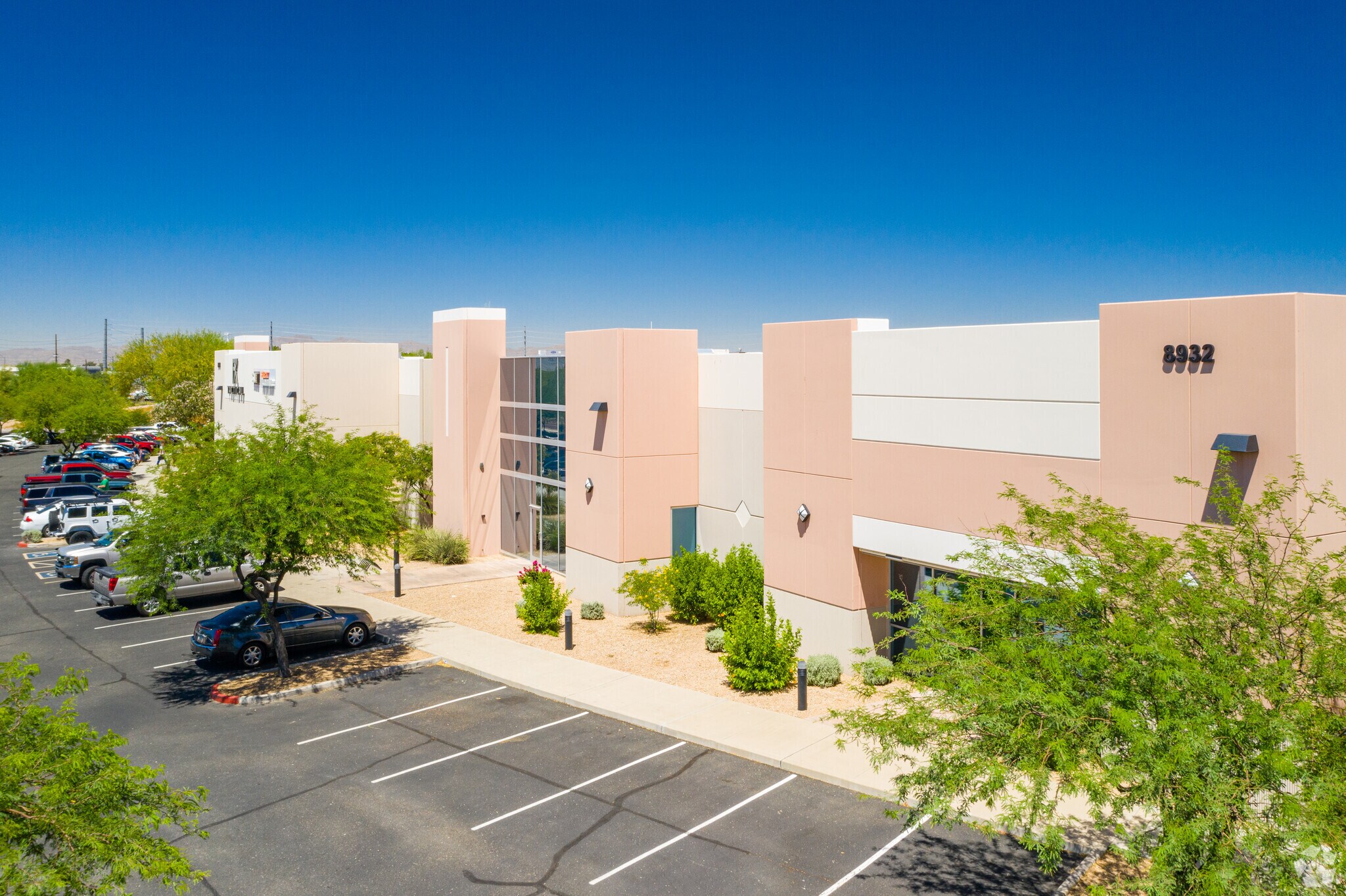 8932 W Cactus Rd, Peoria, AZ à louer Photo de l’immeuble– Image 1 sur 9