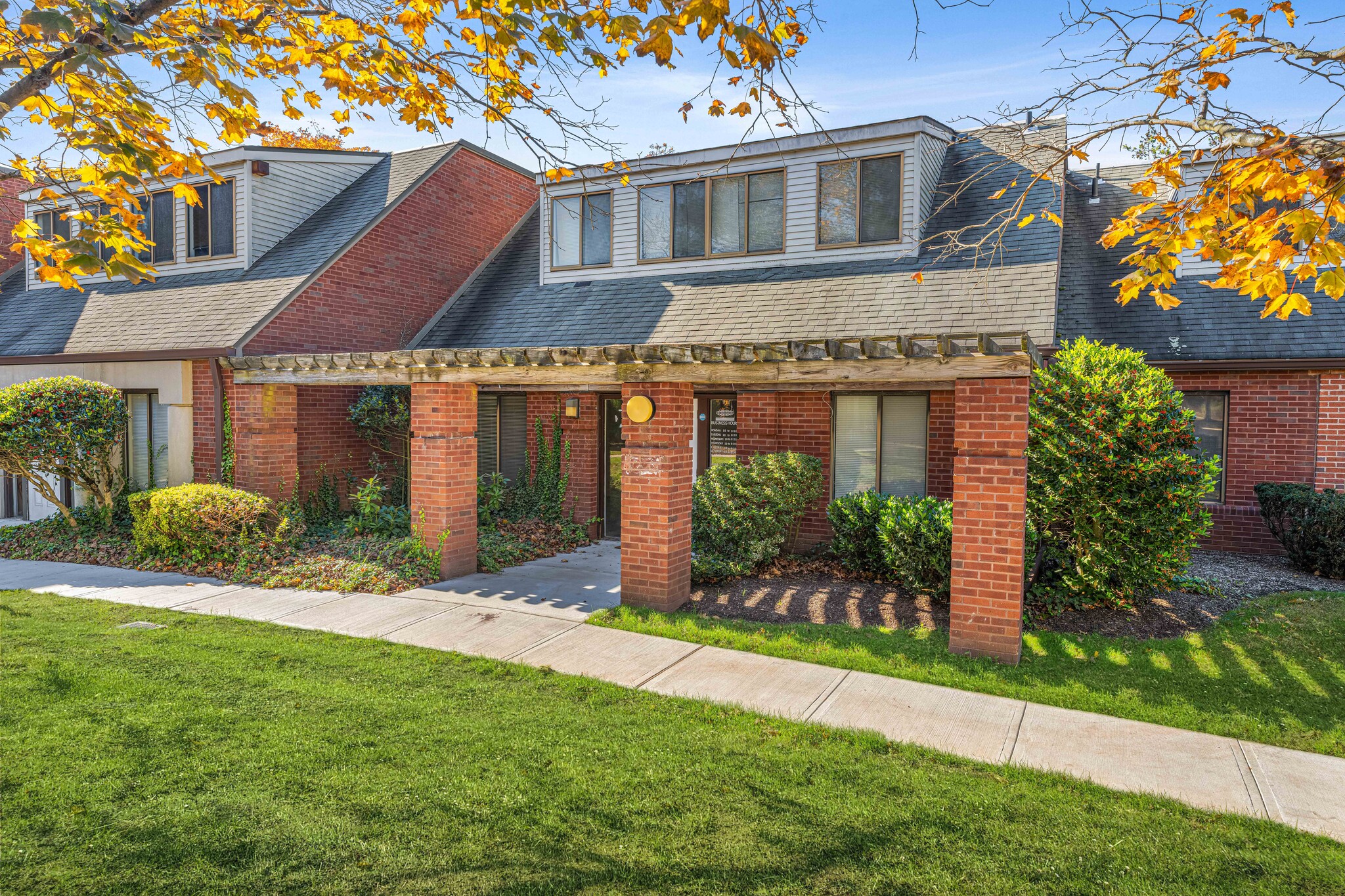 35-37 Tamarack Cir, Skillman, NJ à louer Photo principale– Image 1 sur 24