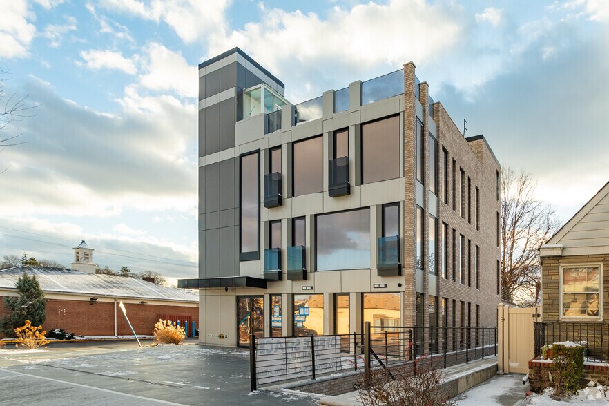 7560 188th St, Fresh Meadows, NY à louer - Photo de l’immeuble – Image 1 sur 8