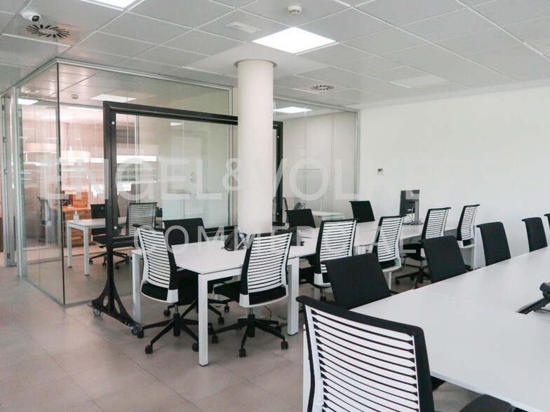 Bureau dans Las Rozas de Madrid, Madrid à louer - Photo de l’immeuble – Image 2 sur 2