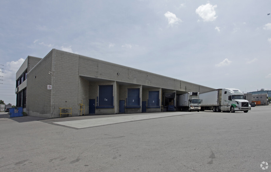 7025 Tomken Rd, Mississauga, ON à louer - Photo de l’immeuble – Image 2 sur 3