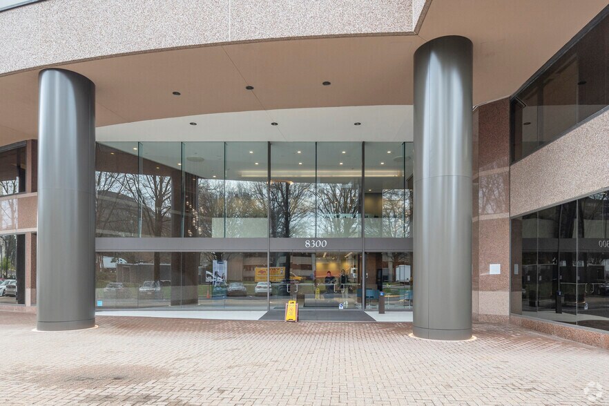 8300 Boone Blvd, Vienna, VA à louer - Photo de l’immeuble – Image 2 sur 6