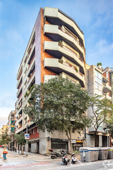 Immeuble residentiel dans Barcelone, Barcelona à vendre - Photo principale – Image 1 sur 2