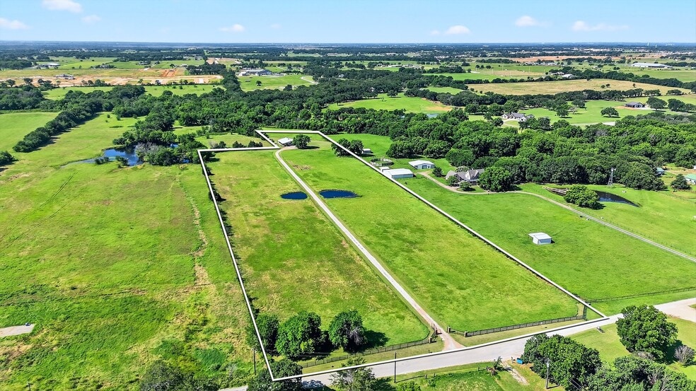 12041 Bell Rd, Pilot Point, TX à vendre - Photo de l’immeuble – Image 3 sur 15
