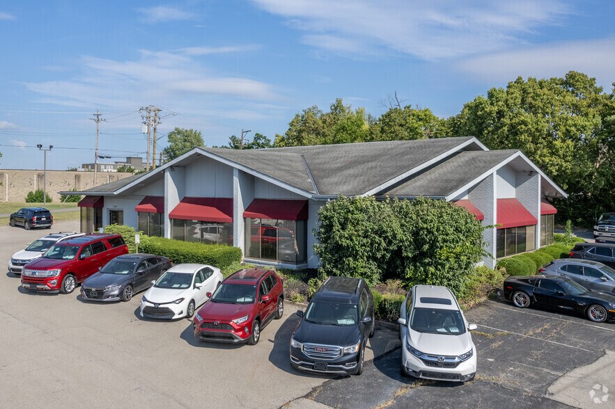 2400 E Sharon Rd, Sharonville, OH à louer - Photo principale – Image 1 sur 4