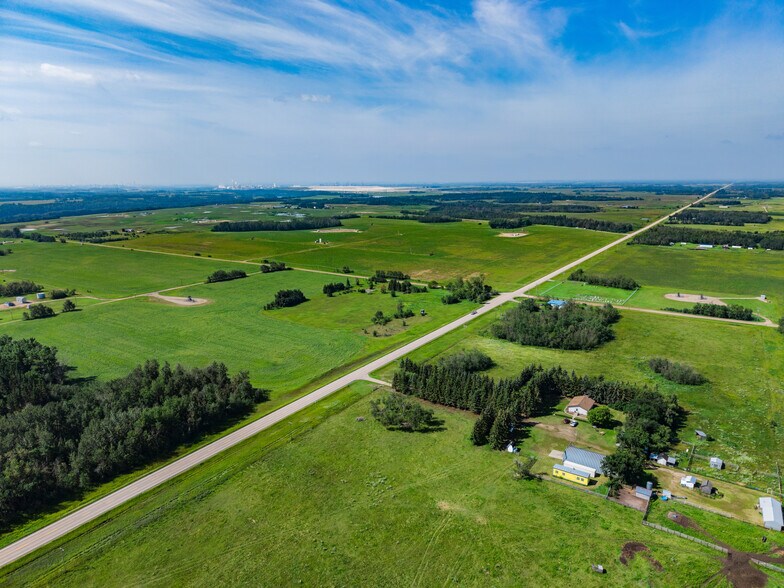 56529 Range Rd 212, Rural Sturgeon County, AB à vendre - Photo de l’immeuble – Image 2 sur 10
