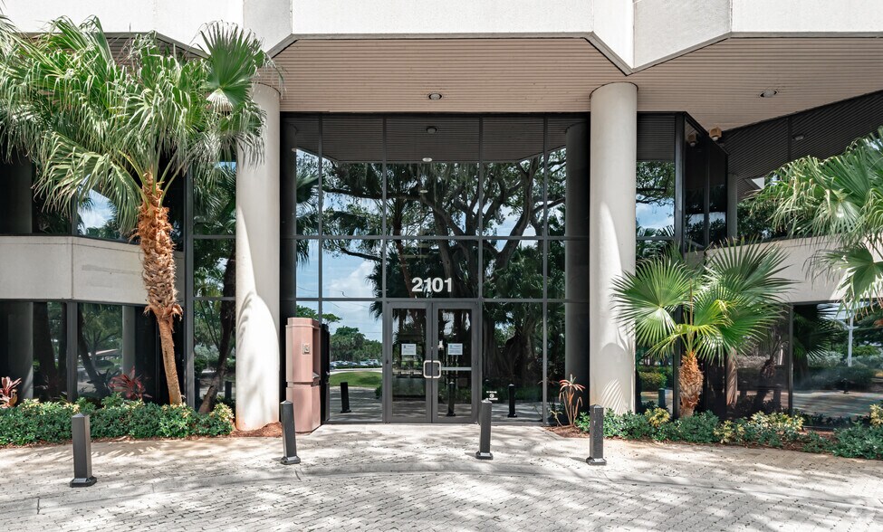 2101 W Commercial Blvd, Fort Lauderdale, FL à louer - Photo de l’immeuble – Image 2 sur 13