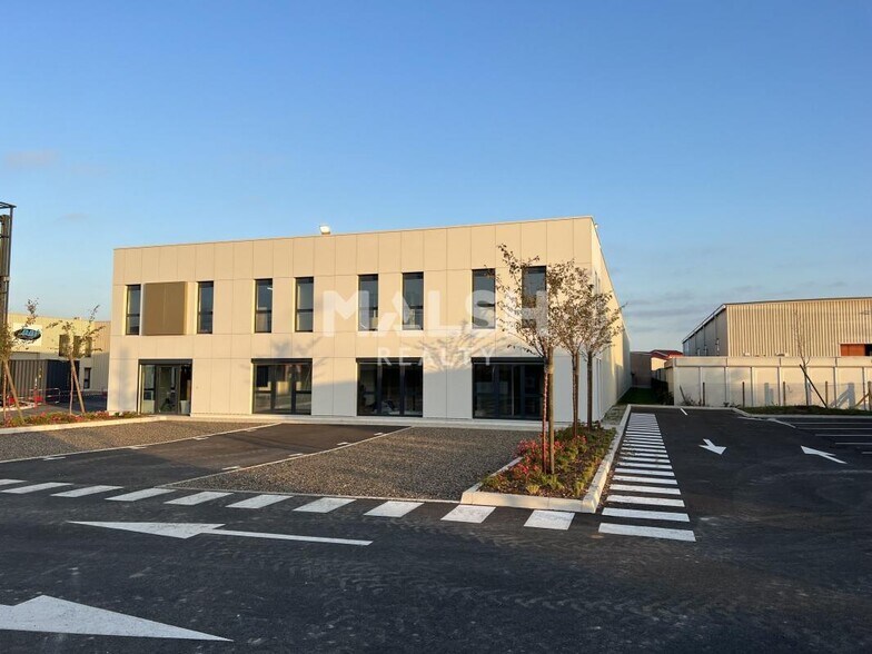 Local d’activités dans Décines-Charpieu à louer - Photo de l’immeuble – Image 1 sur 9