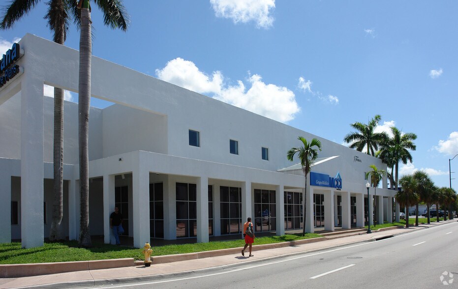 3099 SW 8th St, Miami, FL à louer - Photo de l’immeuble – Image 2 sur 4