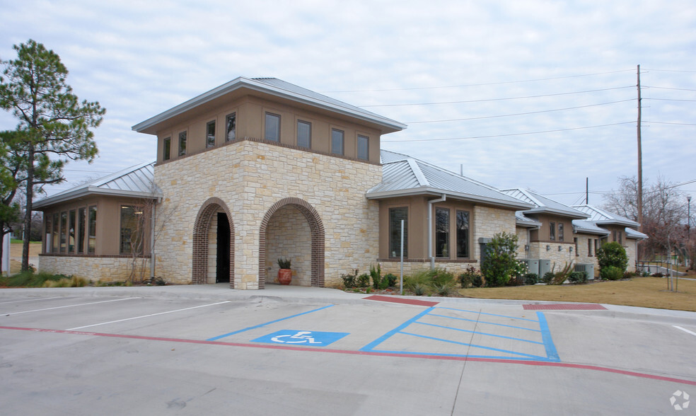 2401 W Oak St, Denton, TX à louer - Photo principale – Image 1 sur 18