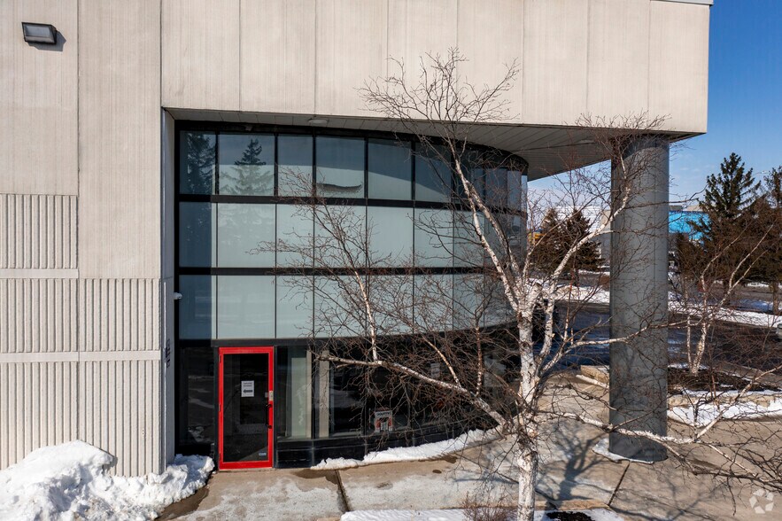 390 Chrysler Dr, Brampton, ON à louer - Photo de l’immeuble – Image 3 sur 4