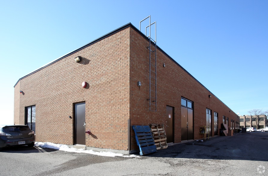 10 Bram Ct, Brampton, ON à louer - Photo de l’immeuble – Image 3 sur 5