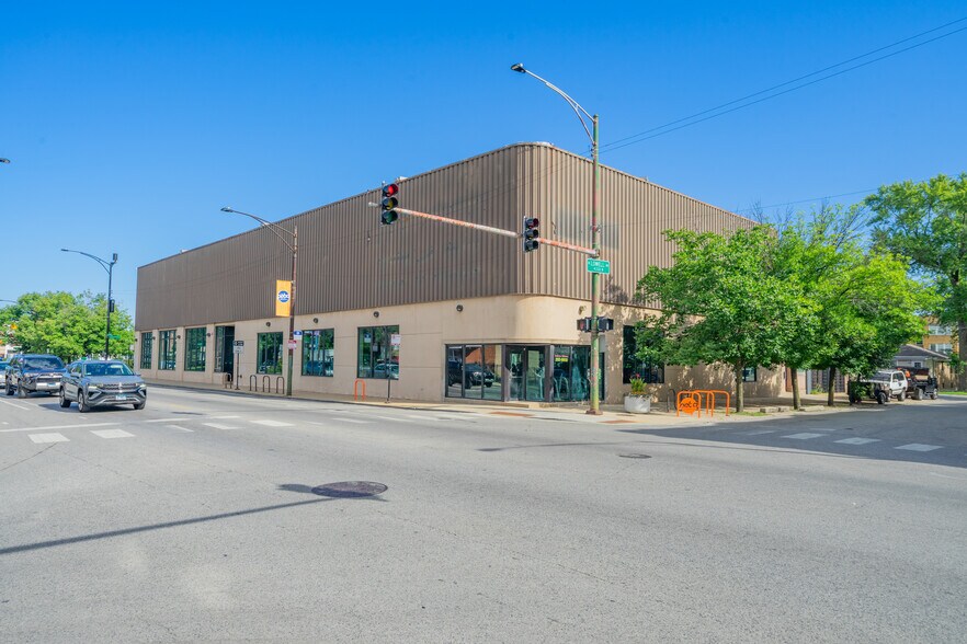 4677 N Elston Ave, Chicago, IL à vendre - Photo de l’immeuble – Image 1 sur 6