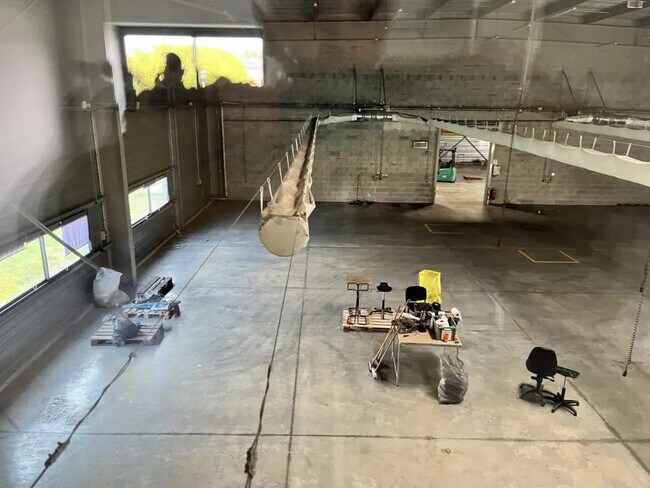 Plus de détails pour Local d’activités à vendre