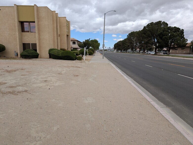 14406 Civic Dr, Victorville, CA à vendre - Photo de l’immeuble – Image 3 sur 6
