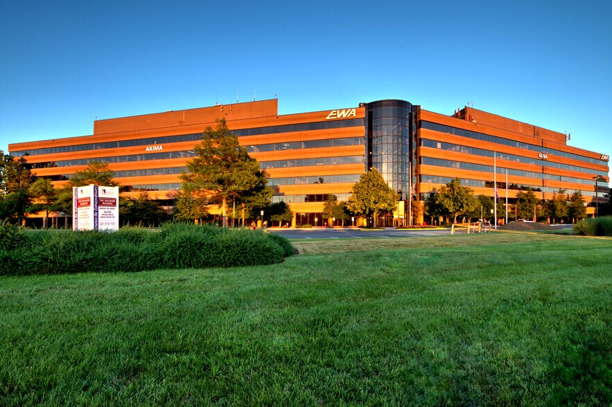 13873 Park Center Rd, Herndon, VA à louer - Photo de l’immeuble – Image 3 sur 42