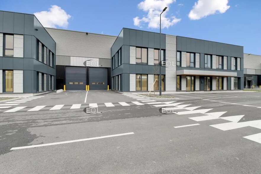 Local d’activités dans Le Bourget à louer - Photo de l’immeuble – Image 2 sur 14