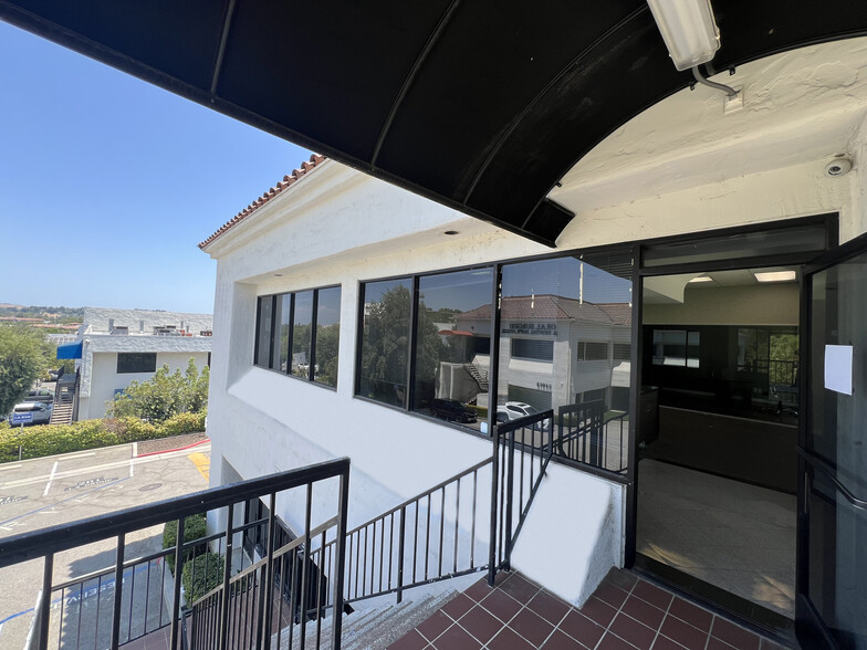 24011 Ventura Blvd, Calabasas, CA à louer - Photo de l’immeuble – Image 3 sur 14