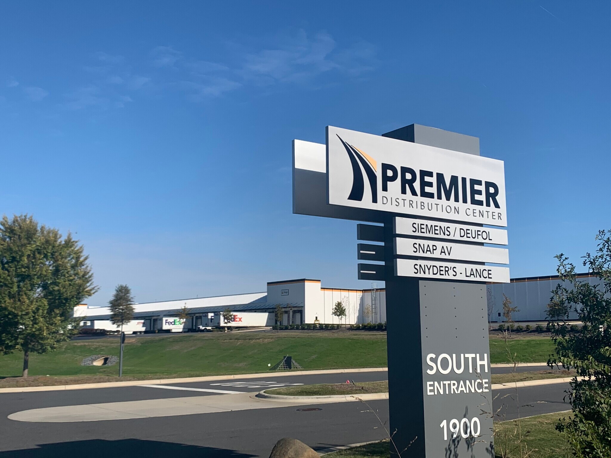 1900 Continental Blvd, Charlotte, NC à louer Photo principale– Image 1 sur 5