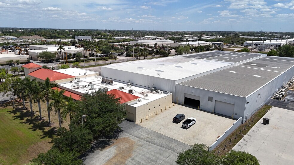 2996 Hanson St, Fort Myers, FL à louer - Photo de l’immeuble – Image 2 sur 10