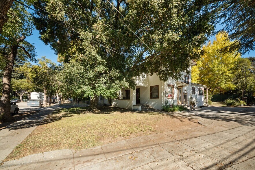562 N Madison Ave, Pasadena, CA à vendre - Photo principale – Image 1 sur 2
