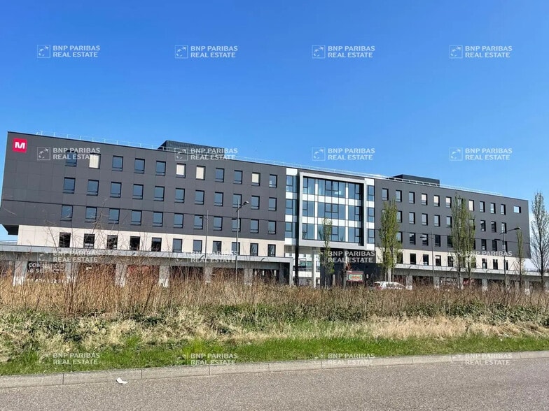 Local commercial dans  à louer - Photo de l’immeuble – Image 3 sur 27