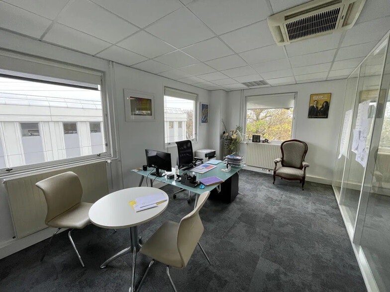 9 Chaussée Jules César, Osny à louer - Photo de l’immeuble – Image 3 sur 4