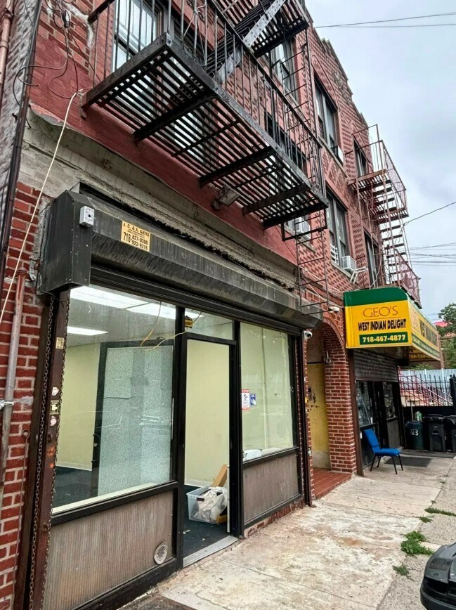 242 E 46th St, Brooklyn, NY à louer Photo de l’immeuble– Image 1 sur 12
