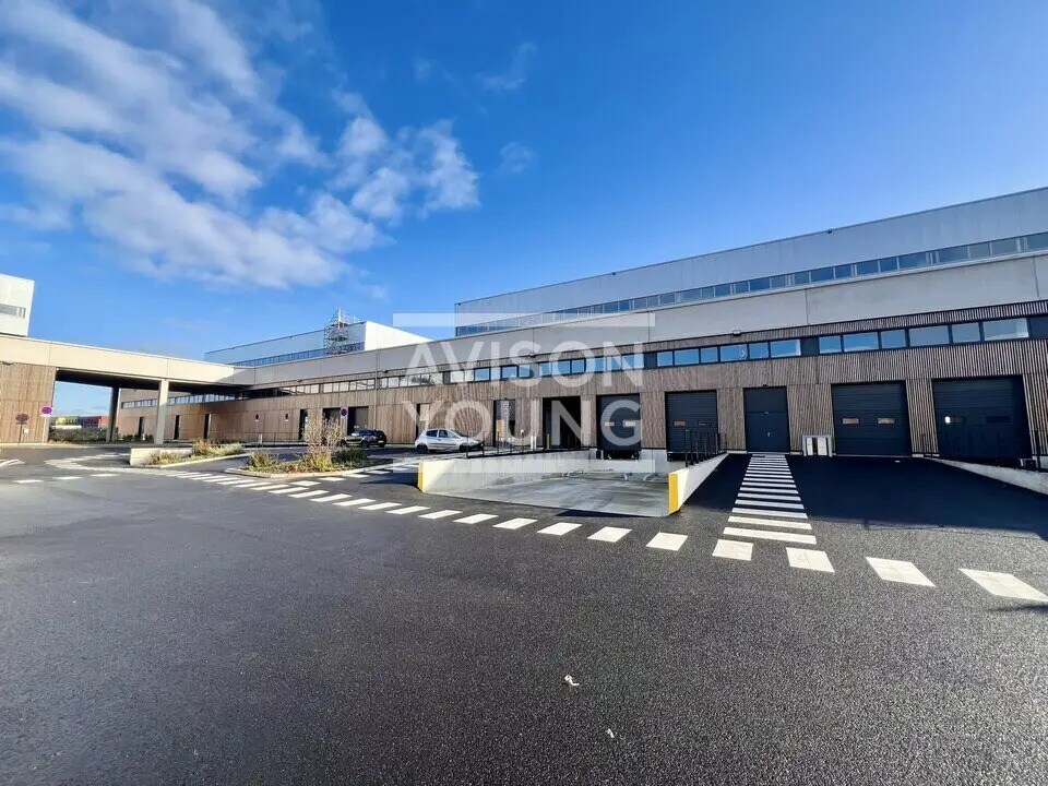 Local d’activités dans à louer Photo de l’immeuble– Image 1 sur 13