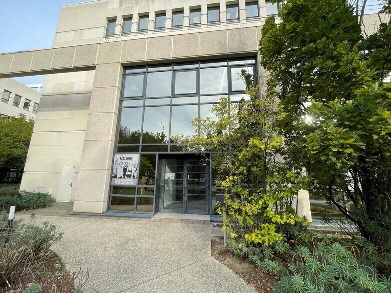 Bureau dans Guyancourt à louer - Photo de l’immeuble – Image 1 sur 3