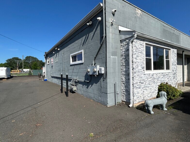 151 Kitts Ln, Newington, CT à louer - Photo de l’immeuble – Image 2 sur 5
