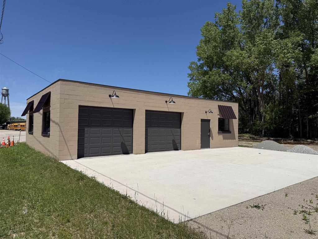 349 Monroe St, Oconto Falls, WI à vendre Photo de l’immeuble– Image 1 sur 14
