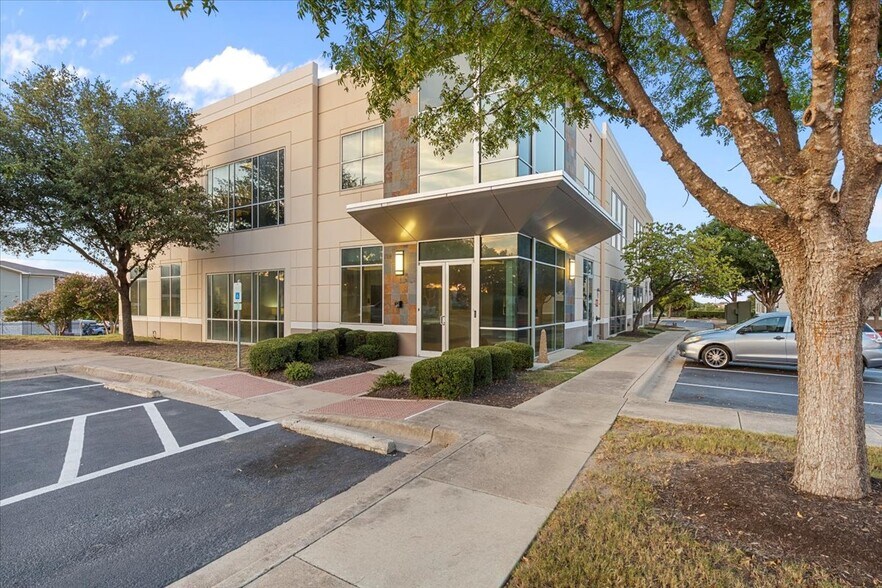 2300 Greenhill Dr, Round Rock, TX à vendre - Photo de l’immeuble – Image 1 sur 42