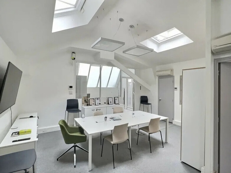 36 Rue De Ponthieu, Paris à louer - Photo de l’immeuble – Image 1 sur 15