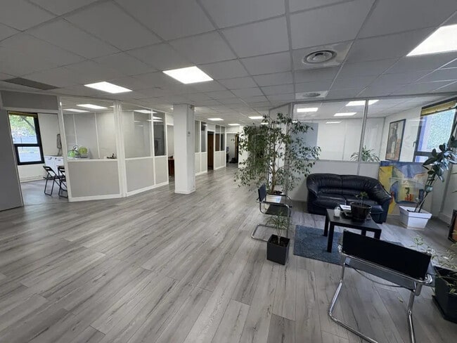 Plus de détails pour Bureau à louer