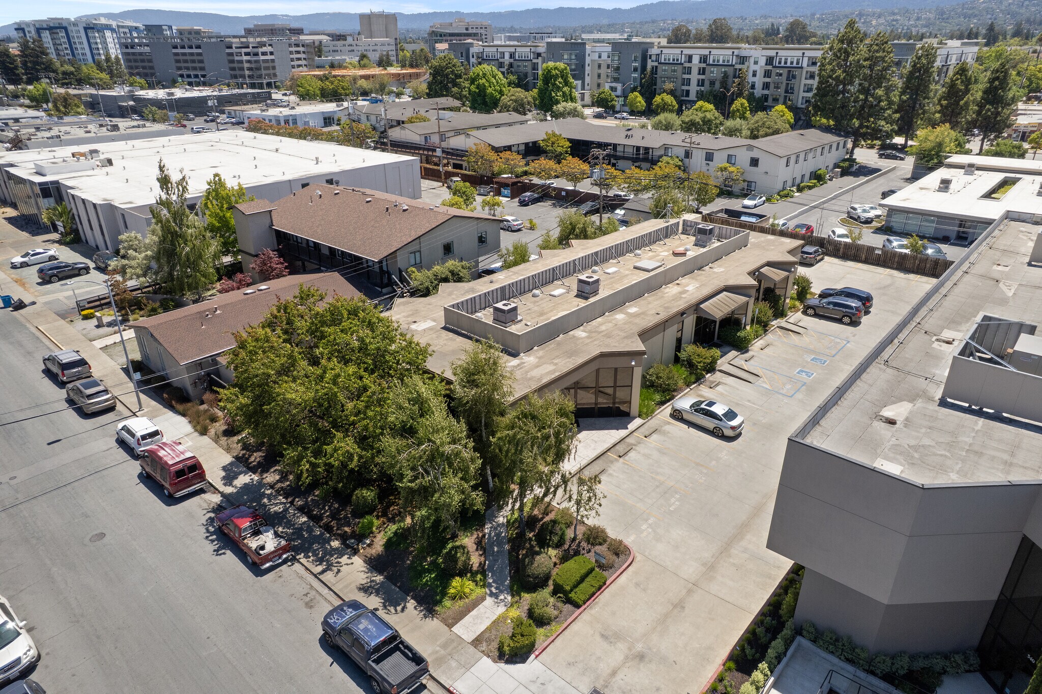 550 Price Ave, Redwood City, CA à vendre Photo de l’immeuble– Image 1 sur 71