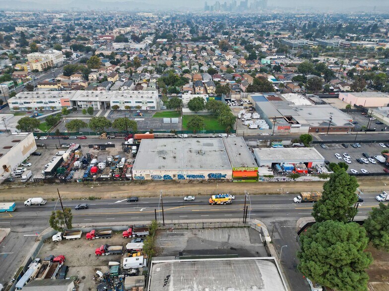 150-154 E 58th St, Los Angeles, CA à louer - Photo de l’immeuble – Image 3 sur 11