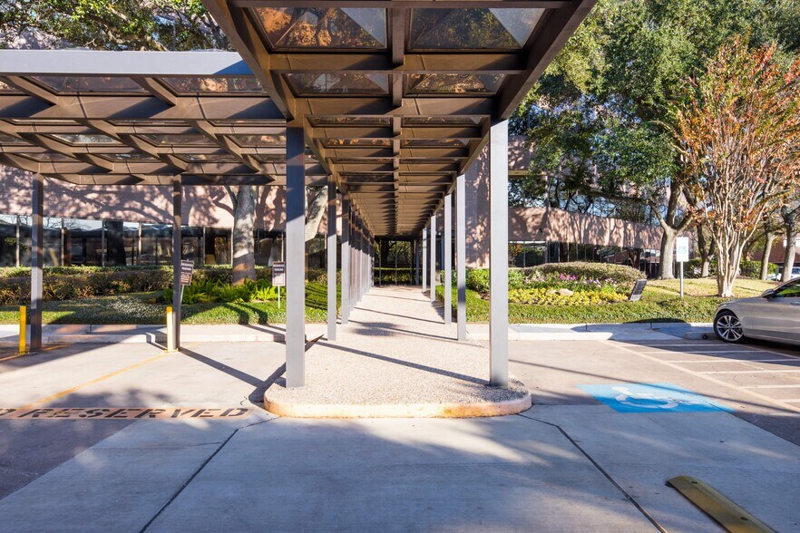 3100 S Gessner Rd, Houston, TX à louer - Photo de l’immeuble – Image 2 sur 6