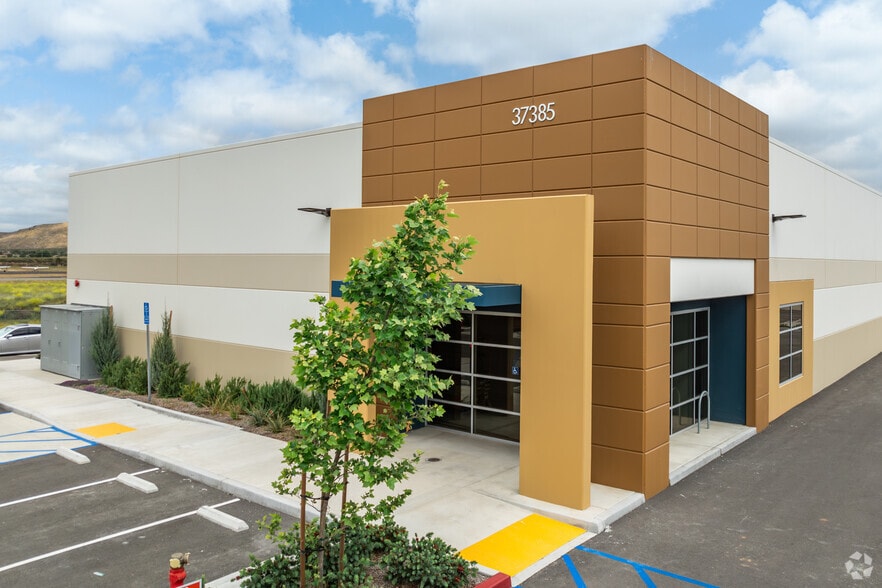 37385 Industry Way, Murrieta, CA à louer - Photo principale – Image 1 sur 7