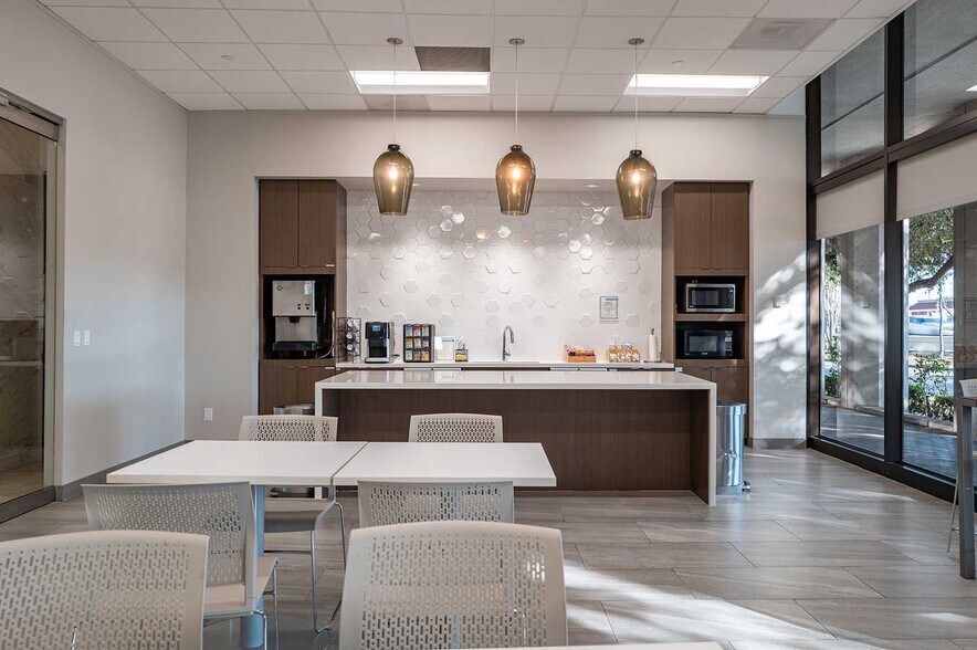 3120 Southwest Fwy, Houston, TX à louer - Photo de l’immeuble – Image 3 sur 9