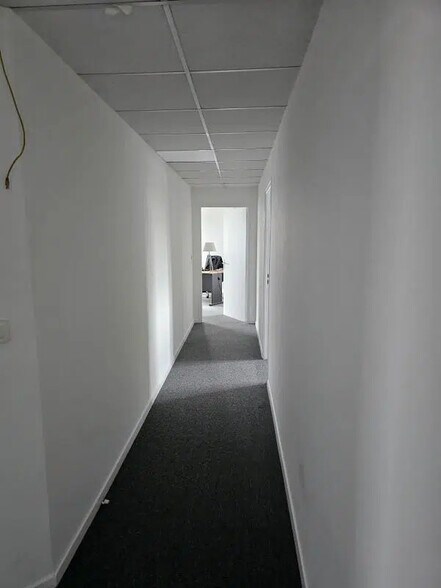 Bureau dans Bréal-sous-Montfort à louer - Photo de l’immeuble – Image 3 sur 7