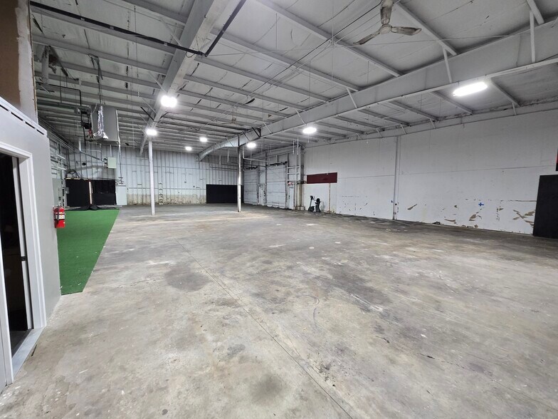 681 John Fitch Blvd, South Windsor, CT à louer - Photo de l’immeuble – Image 2 sur 2