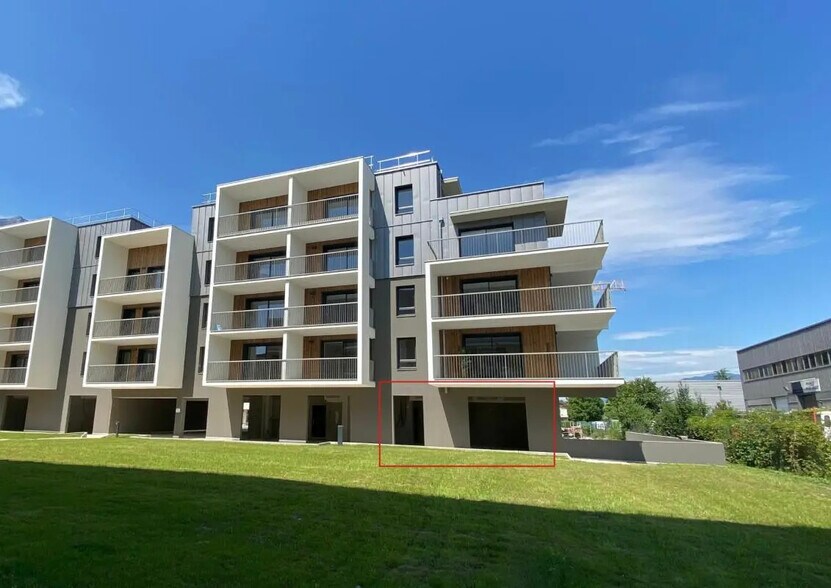 Local commercial dans Crolles à vendre - Photo de l’immeuble – Image 2 sur 7