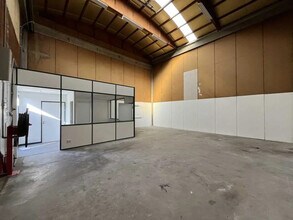 9 Rue Du Dauphiné, Saint-Priest à louer Photo intérieure– Image 2 sur 14